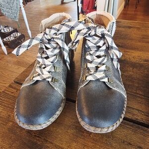 Plaid Lace-Up Winter Boots